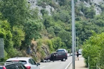 Udes na putu Risan-Perast: Sudarili se kombi i motor