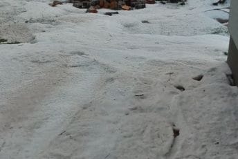 Snažno nevrijeme pogodilo djelove BiH: Padao grad, oluja lomila grane, cvijeće, voćke... Snažno nevrijeme pogodilo djelove BiH: Padao grad, oluja lomila grane, cvijeće, voćke...