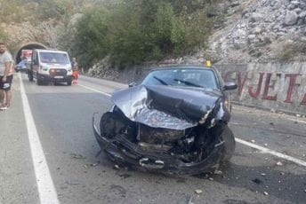 Udes na putu Nikšić - Podgorica: Vozilom udario u stijenu, dvije osobe povrijeđene