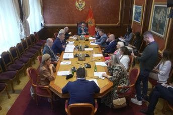 Vuković-Kuč Krapoviću: "Kukavičje jaje" podmećete Parlamentu; Krapović: Smjena Lazarevića nije prošla jer se umiješala dnevna politika Vuković-Kuč Krapoviću: "Kukavičje jaje" podmećete Parlamentu; Krapović: Smjena Lazarevića nije prošla jer se umiješala dnevna politika