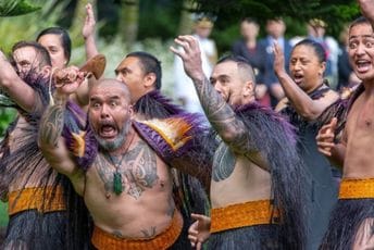 Novi Zeland: Krunisana nova kraljica Maora, hiljade ljudi na sahrani njenog oca Novi Zeland: Krunisana nova kraljica Maora, hiljade ljudi na sahrani njenog oca