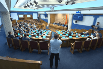 Poslanici ponovo usvojili izmjene Opšteg zakona o obrazovanju; Mandić: Ustavna obaveza Milatovića da ga potpiše Poslanici ponovo usvojili izmjene Opšteg zakona o obrazovanju; Mandić: Ustavna obaveza Milatovića da ga potpiše