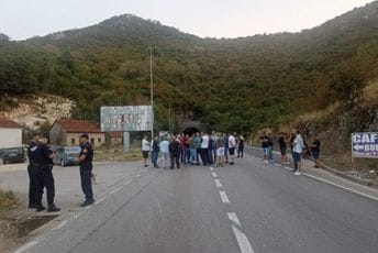 Mještani Straševine i Kličeva zaustavili saobraćaj kod Nikšića: Blokiraćemo Budoš svakog dana, osim u ponedjeljak - tada igra reprezentacija