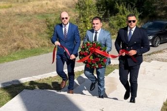 Gradonačelnici Cetinja i Gaete položili vijenac na Spomenik herojima Božićnog ustanka