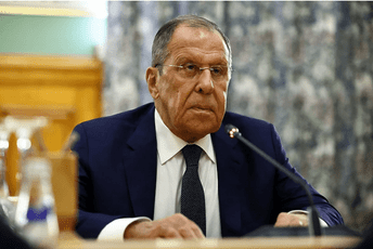 (VIDEO) Lavrov došao na Aljasku u majici s natpisom „SSSR“