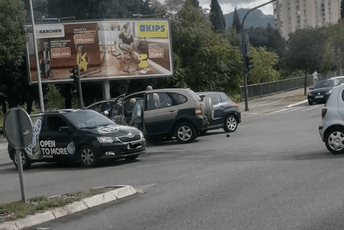 Udes u Podgorici: Sudarila se dva vozila kod Trgovinske škole