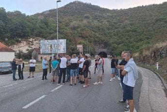 Stanovnici Kličeva i Straševine i večeras blokirali put prema Podgorici: Zbog grita u četvrtak stiže i ministar Ćulafić Stanovnici Kličeva i Straševine i večeras blokirali put prema Podgorici: Zbog grita u četvrtak stiže i ministar Ćulafić