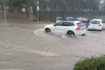 (VIDEO) Snažno nevrijeme pogodilo Istru: Ogromni talasi kod Rovinja, Umag pod vodom