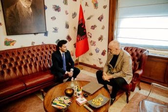 PES: Abazović na sastanku sa Ramom izbjegavao da istakne državnu zastavu PES: Abazović na sastanku sa Ramom izbjegavao da istakne državnu zastavu