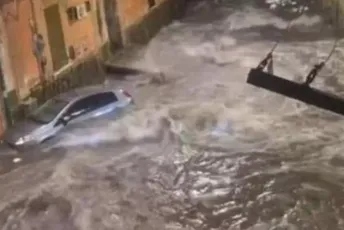 Velike poplave pogodile Napulj: Bujice nosile i automobile