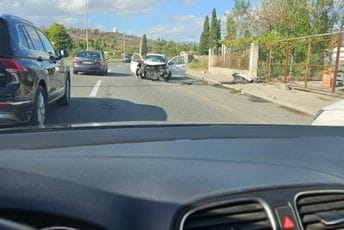 Nezgoda u naselju Cijevna: Izgubio kontrolu nad vozilom i udario u ogradu Nezgoda u naselju Cijevna: Izgubio kontrolu nad vozilom i udario u ogradu