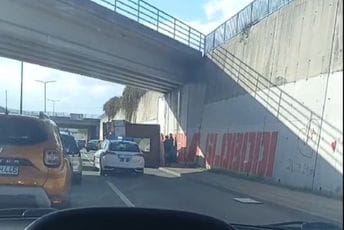 Podgorica: Kamion se prevrnuo ispod podvožnjaka Podgorica: Kamion se prevrnuo ispod podvožnjaka