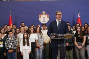 Vučić sa djecom iz Crne Gore i Republike Srpske: Srbija je vaša kuća