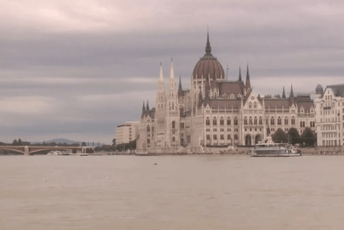 Poplavni talas u Budimpešti sve bliže: Šetalište kod zgrade parlamenta potpuno pod vodom