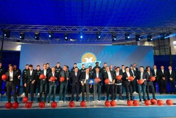 (FOTO / VIDEO) Predstavljen tim i stručni štab KK Budućnost Voli: Pogledajte kako je protekla Plava noć u SC "Morača" (FOTO / VIDEO) Predstavljen tim i stručni štab KK Budućnost Voli: Pogledajte kako je protekla Plava noć u SC "Morača"