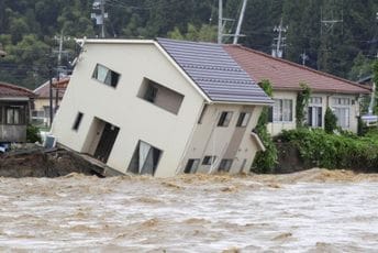 Najmanje šest mrtvih u poplavama i klizištima u Japanu