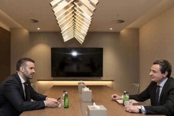 DPS: Spajić da informiše javnost zašto je sakrio da se sastao sa premijerom Kosova Kurtijem i o čemu su razgovarali DPS: Spajić da informiše javnost zašto je sakrio da se sastao sa premijerom Kosova Kurtijem i o čemu su razgovarali