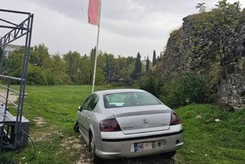 Podgorica: Automobil koji je blokirao asfaltiranje ulice samo pomjeren iza Ljetnje pozornice Podgorica: Automobil koji je blokirao asfaltiranje ulice samo pomjeren iza Ljetnje pozornice