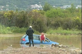 (FOTO) Obilna kiša napravila bujice u Kotoru: Vatrogasci evakuisali građane, pomogli i majki sa djetetom da stigne do ljekara (FOTO) Obilna kiša napravila bujice u Kotoru: Vatrogasci evakuisali građane, pomogli i majki sa djetetom da stigne do ljekara
