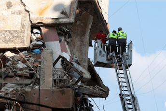 Izraelska vojska objavila: Počeo napad na Bejrut Pripadnici civilne odbrane i vatrogasne jedinice na mjestu izraelskog napada u južnom predgrađu Bejruta, 24. septembra 2024.