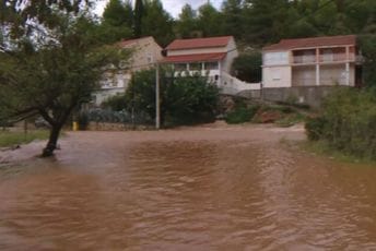 Nevrijeme napravilo haos Dalmaciji: Vodena bujica probila u kuće, prekrila puteve