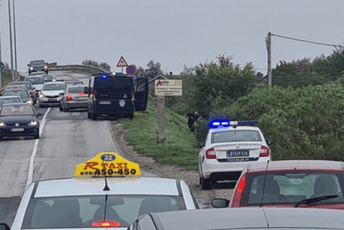 Filmska potjera u Novom Sadu: Vozač osumnjičen za pljačku bježao od policije pa sletio sa puta