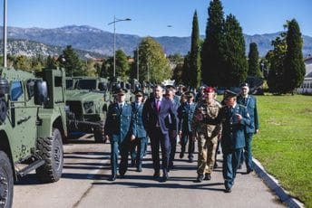 Krapović i Lazarević u Danilovgradu dočekali deklarisanu četu: Predstavljena nova vozila i uniforme (FOTO)