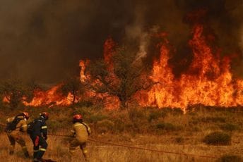 Strahovit požar bukti kod Atine, stradala najmanje jedna osoba