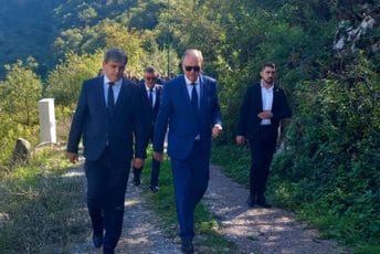 Ibrahimović položio vijenac u Morinju: "Crna Gora ne žmuri na prošlost" Ibrahimović položio vijenac u Morinju: "Crna Gora ne žmuri na prošlost"