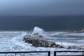 Herceg Novi: Talasi bili veći od četiri metra, nasukala se jedrilica, vjetar lomio grane i ograde