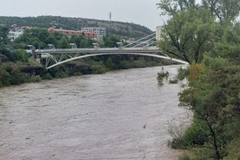 Narasla na osam metara: Pogledajte kako izgleda Morača u centru Podgorice (FOTO)