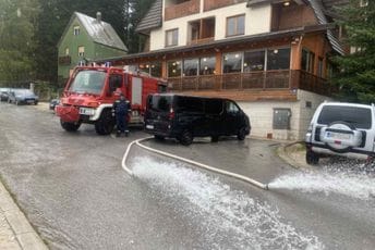 (FOTO/VIDEO) Nevrijeme napravilo haos na Žabljaku: Poplavljeni objekti, spasilačke službe na terenu