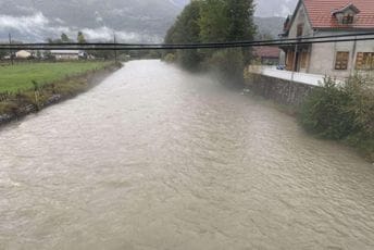 (VIDEO/FOTO) Raste vodostaj rijeka u Gusinju; Radončić: Za sada stanje nije kritično