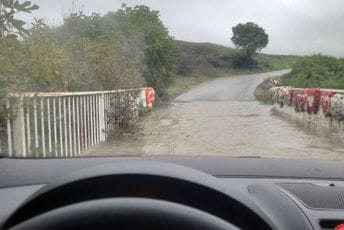 Podgorica: Zbog nevremena, most u Rogamima na rijeci Širaliji i podvožnjak na Zlatici su zatvoreni za saobraćaj