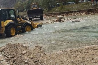 Šavnik: Evakuišu desetak turista iz sela Komarnica, pomoć države izostala