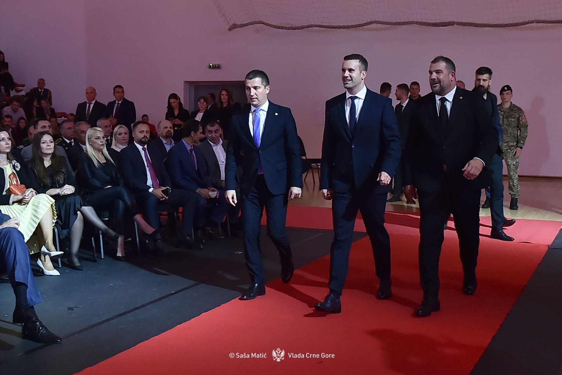 Fotografija 2: Spajić vojnicima: Neka vas vodi čast, snaga i hrabrost