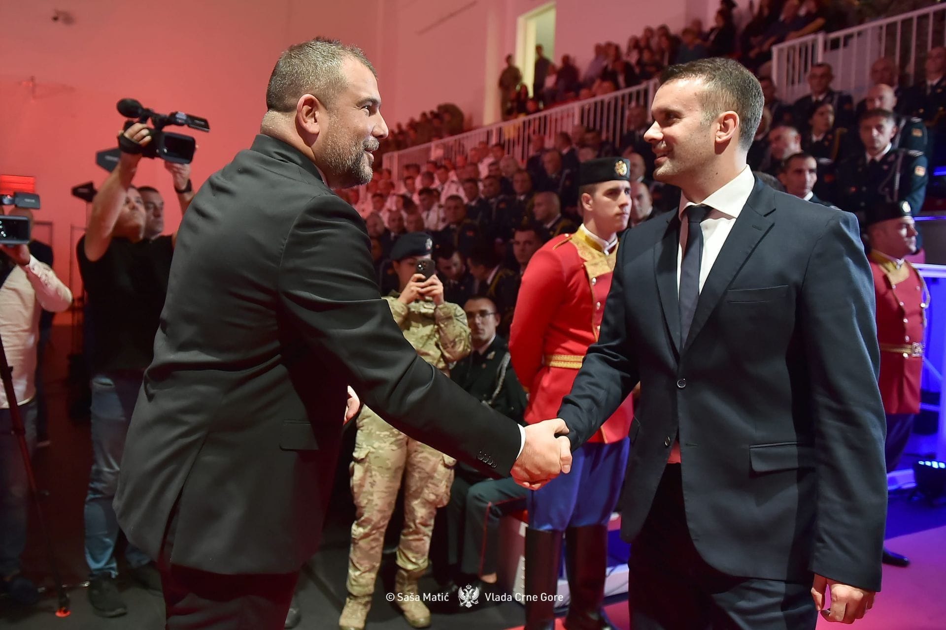 Fotografija 1: Spajić vojnicima: Neka vas vodi čast, snaga i hrabrost