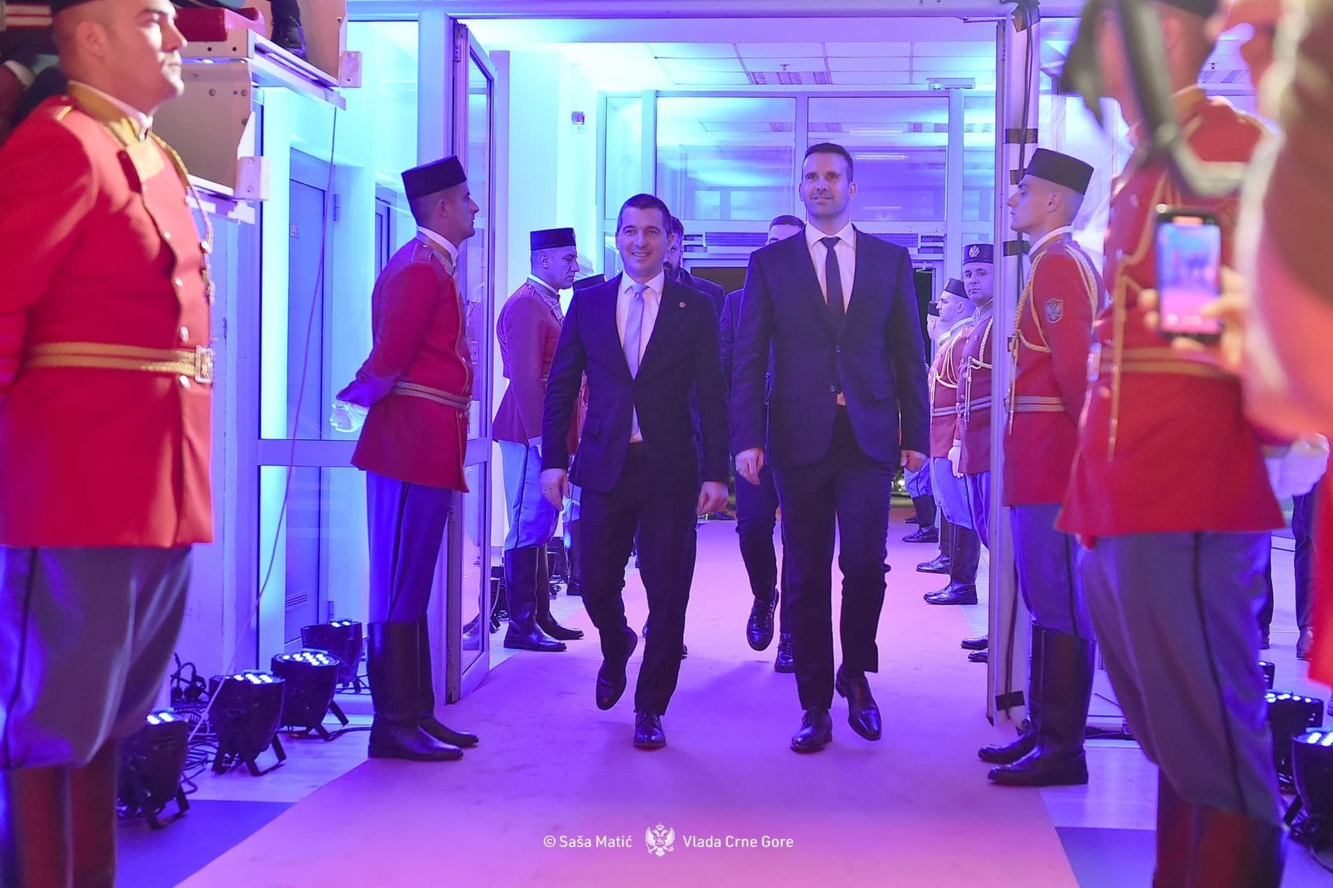 Fotografija 3: Spajić vojnicima: Neka vas vodi čast, snaga i hrabrost