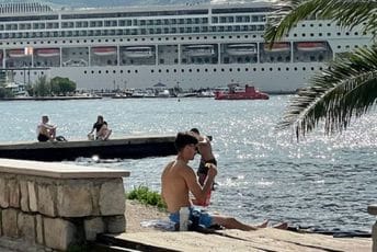 Iako smo blizu sredine oktobra: U Kotoru se turisti i danas sunčali i kupali Iako smo blizu sredine oktobra: U Kotoru se turisti i danas sunčali i kupali