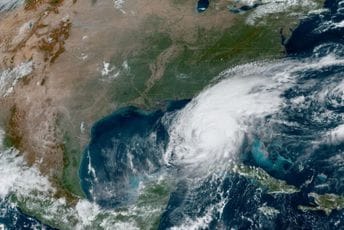 (FOTO) Zavezao trakama cijelu kuću kako bi je sačuvao od uragana Satelitski snimak uragana Milton iznad Floride