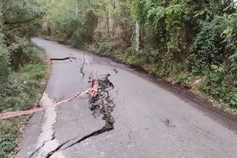 Podgorica: Klizište na Pričelju, saobraćajnica uništena, oštećeno nekoliko vozila