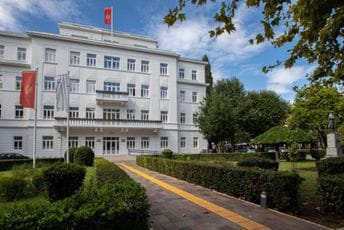 Sindikat traži hitnu isplatu, Skupština za, sekretar protiv, gradonačelnik se poziva na zakon: Ko koči isplatu zimnice u Glavnom gradu iako novca ima dovoljno