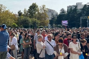 Bar: Počeo protest protiv nasilja, okupio se veliki broj građana (FOTO)