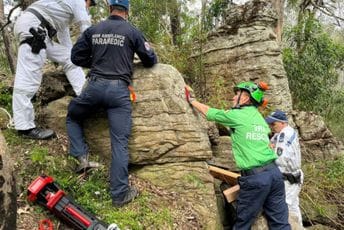 (FOTO) Pokušala da dohvati telefon između stijena, pa ostala zaglavljena satima naglavačke