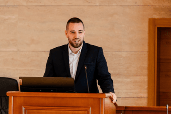 (VIDEO) Nastavnik iz Podgorice za primjer: Besplatno objašnjava zadatke iz matematike kroz video lekcije dostupne svima (VIDEO) Nastavnik iz Podgorice za primjer: Besplatno objašnjava zadatke iz matematike kroz video lekcije dostupne svima