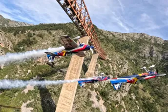 Spektakl u našoj državi: Avionima letjeli ispod i iznad mosta na Maloj rijeci, prvi put izveden 'obratni loop'