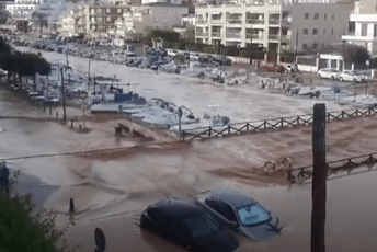 (VIDEO) Haos u Španiji: Grad uništavao automobile, ulice poplavljene, voda nosila sve pred sobom