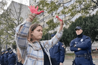 "Ruke su vam krvave": Više stotina ljudi na protestu u Beogradu tražilo odgovornost vlasti za nesreću u Novom Sadu