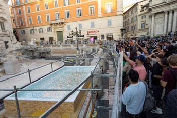 Fontana di Trevi se rekonstruiše, turisti mogu novčiće da ubacuju u - bazen