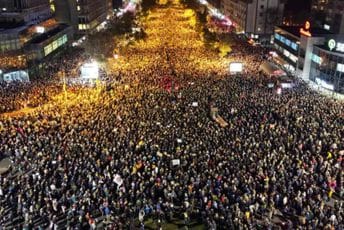 Novi Sad: Ješić priveden nakon sukoba sa policijom;  Grupa ljudi ispred SNS-a pjeva "Aco Srbine"